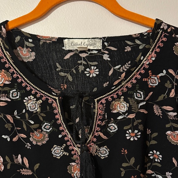 Chic Black Floral Blouse - Picture 2 of 13